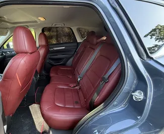 Interieur van Mazda CX-5 te huur in Georgië. Een geweldige auto met 5 zitplaatsen en een Automatisch transmissie.