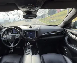 Interieur van Maserati Levante S te huur in Georgië. Een geweldige auto met 5 zitplaatsen en een Automatisch transmissie.