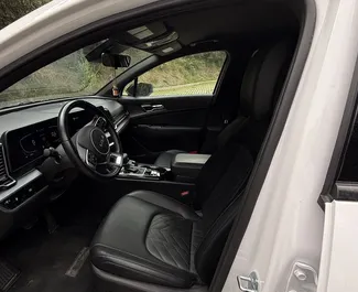 Benzine motor van 2,5L van Kia Sportage 2022 te huur in Tbilisi.