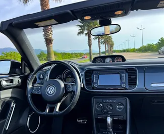 Interieur van Volkswagen Beetle Cabrio te huur in Georgië. Een geweldige auto met 5 zitplaatsen en een Automatisch transmissie.