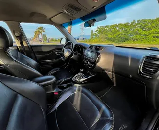 Interieur van Kia Soul te huur in Georgië. Een geweldige auto met 5 zitplaatsen en een Automatisch transmissie.