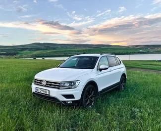 Vooraanzicht van een huurauto Volkswagen Tiguan in Tbilisi, Georgië ✓ Auto #14645. ✓ Transmissie Automatisch TM ✓ 0 beoordelingen.