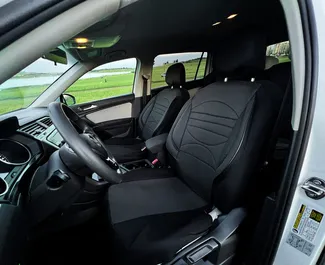 Interieur van Volkswagen Tiguan te huur in Georgië. Een geweldige auto met 7 zitplaatsen en een Automatisch transmissie.
