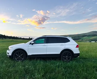 Autohuur Volkswagen Tiguan 2018 in in Georgië, met Benzine brandstof en 180 pk ➤ Vanaf 159 GEL per dag.