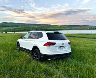 Benzine motor van 2,0L van Volkswagen Tiguan 2018 te huur in Tbilisi.