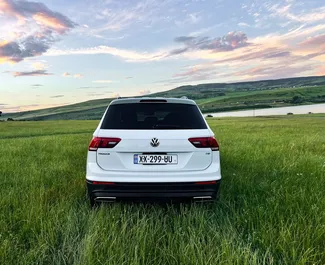 Verhuur Volkswagen Tiguan. Comfort, Crossover Auto te huur in Georgië ✓ Borg van Zonder Borg ✓ Verzekeringsmogelijkheden TPL, CDW, SCDW, FDW, Passagiers.