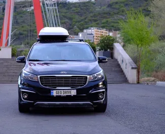 Vooraanzicht van een huurauto Kia Carnival in Tbilisi, Georgië ✓ Auto #14666. ✓ Transmissie Automatisch TM ✓ 0 beoordelingen.