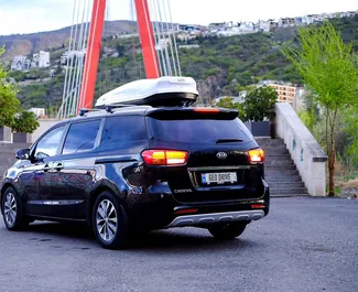 Diesel motor van 2,2L van Kia Carnival 2015 te huur in Tbilisi.