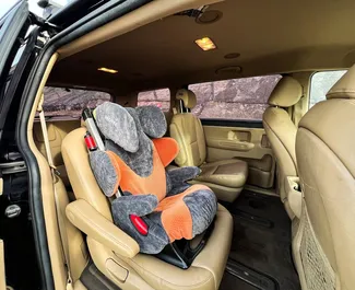 Interieur van Kia Carnival te huur in Georgië. Een geweldige auto met 9 zitplaatsen en een Automatisch transmissie.