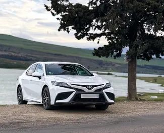Vooraanzicht van een huurauto Toyota Camry in Tbilisi, Georgië ✓ Auto #14654. ✓ Transmissie Automatisch TM ✓ 0 beoordelingen.