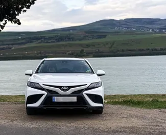 Verhuur Toyota Camry. Comfort, Premium Auto te huur in Georgië ✓ Borg van Zonder Borg ✓ Verzekeringsmogelijkheden TPL, CDW, SCDW, FDW, Passagiers.