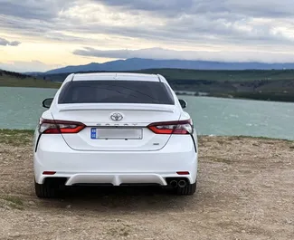 Benzine motor van 2,5L van Toyota Camry 2021 te huur in Tbilisi.