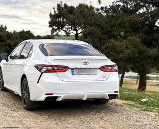 Toyota Camry 2021 beschikbaar voor verhuur in Tbilisi, met een kilometerlimiet van onbeperkt.