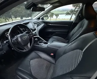 Interieur van Toyota Camry te huur in Georgië. Een geweldige auto met 5 zitplaatsen en een Automatisch transmissie.