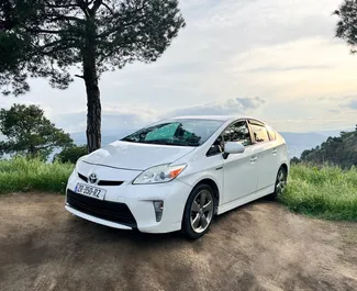 Vooraanzicht van een huurauto Toyota Prius in Tbilisi, Georgië ✓ Auto #14595. ✓ Transmissie Automatisch TM ✓ 0 beoordelingen.