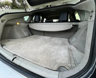 Interieur van Toyota Prius te huur in Georgië. Een geweldige auto met 5 zitplaatsen en een Automatisch transmissie.