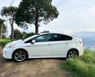 Autohuur Toyota Prius 2013 in in Georgië, met Hybride brandstof en 136 pk ➤ Vanaf 65 GEL per dag.