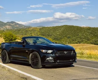 Vooraanzicht van een huurauto Ford Mustang Cabrio in Tbilisi, Georgië ✓ Auto #14669. ✓ Transmissie Automatisch TM ✓ 0 beoordelingen.
