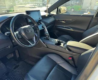 Interieur van Toyota Venza te huur in Georgië. Een geweldige auto met 5 zitplaatsen en een Automatisch transmissie.