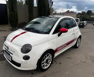 Vooraanzicht van een huurauto Fiat 500 in Tbilisi, Georgië ✓ Auto #14812. ✓ Transmissie Automatisch TM ✓ 0 beoordelingen.
