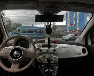 Benzine motor van 1,4L van Fiat 500 2015 te huur in Tbilisi.