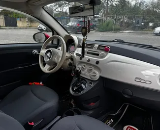 Interieur van Fiat 500 te huur in Georgië. Een geweldige auto met 2 zitplaatsen en een Automatisch transmissie.