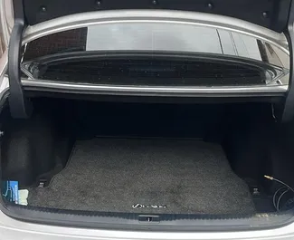 Interieur van Lexus IS300 te huur in Georgië. Een geweldige auto met 5 zitplaatsen en een Automatisch transmissie.