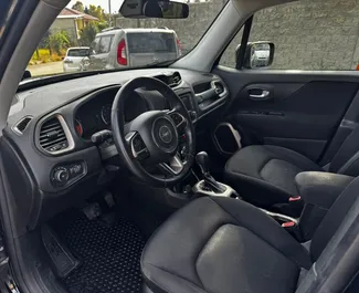Benzine motor van 2,4L van Jeep Renegade 2018 te huur in Tbilisi.