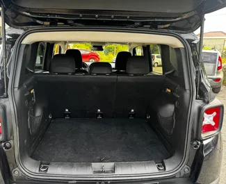 Interieur van Jeep Renegade te huur in Georgië. Een geweldige auto met 5 zitplaatsen en een Automatisch transmissie.