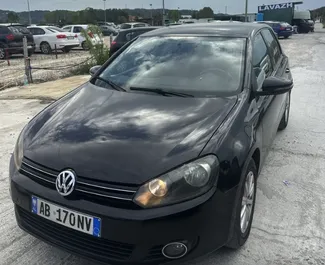 Vooraanzicht van een huurauto Volkswagen Golf 6 op de luchthaven van Tirana, Albanië ✓ Auto #14841. ✓ Transmissie Handmatig TM ✓ 0 beoordelingen.