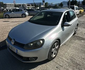 Vooraanzicht van een huurauto Volkswagen Golf 6 op de luchthaven van Tirana, Albanië ✓ Auto #14840. ✓ Transmissie Handmatig TM ✓ 0 beoordelingen.