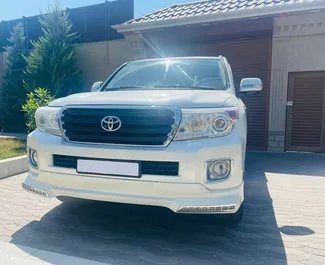 Vooraanzicht van een huurauto Toyota Land Cruiser 200 in Bakoe, Azerbeidzjan ✓ Auto #12183. ✓ Transmissie Automatisch TM ✓ 0 beoordelingen.