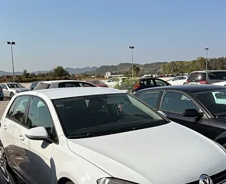 Vooraanzicht van een huurauto Volkswagen Golf 7 op de luchthaven van Tirana, Albanië ✓ Auto #14848. ✓ Transmissie Automatisch TM ✓ 0 beoordelingen.