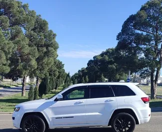 Verhuur Comfort, Premium, SUV auto in Georgië - Jeep Grand Cherokee Benzine motor van 3,6L van Jeep Grand Cherokee 2020 te huur in Tbilisi.