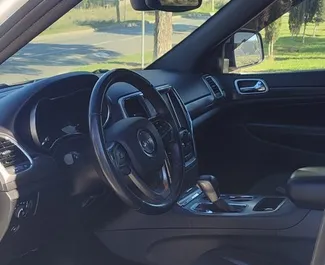 Interieur - Jeep Grand Cherokee, 2020 te huur in Georgië Interieur van Jeep Grand Cherokee te huur in Georgië. Een geweldige auto met 5 zitplaatsen en een Automatisch transmissie.