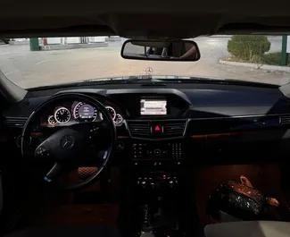 Diesel motor van 3,5L van Mercedes-Benz E-Class 2012 te huur in Tirana.