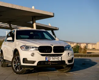 Vooraanzicht van een huurauto BMW X5 in Tbilisi, Georgië ✓ Auto #14815. ✓ Transmissie Automatisch TM ✓ 0 beoordelingen.