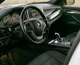 Hybride motor van 2,0L van BMW X5 2017 te huur in Tbilisi.