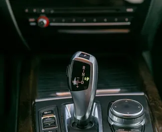 Interieur van BMW X5 te huur in Georgië. Een geweldige auto met 5 zitplaatsen en een Automatisch transmissie.