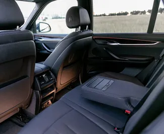 BMW X5 2017 beschikbaar voor verhuur in Tbilisi, met een kilometerlimiet van onbeperkt.