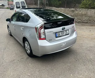 Hybride motor van 1,8L van Toyota Prius 2015 te huur in Tbilisi.
