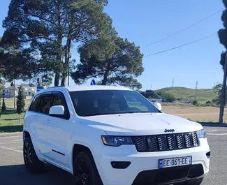 Vooraanzicht - Jeep Grand Cherokee Autoverhuur in Georgië (Tbilisi) ➤ TakeCars.com Vooraanzicht van een huurauto Jeep Grand Cherokee in Tbilisi, Georgië ✓ Auto #14947. ✓ Transmissie Automatisch TM ✓ 0 beoordelingen.