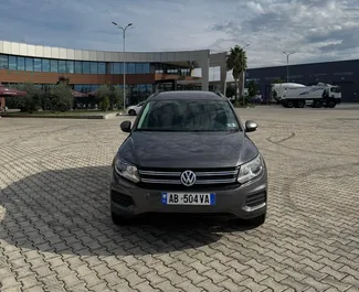 Vooraanzicht van een huurauto Volkswagen Tiguan in Tirana, Albanië ✓ Auto #14851. ✓ Transmissie Automatisch TM ✓ 0 beoordelingen.