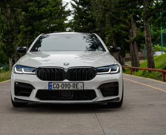 BMW 530d 2017 beschikbaar voor verhuur in Tbilisi, met een kilometerlimiet van onbeperkt.