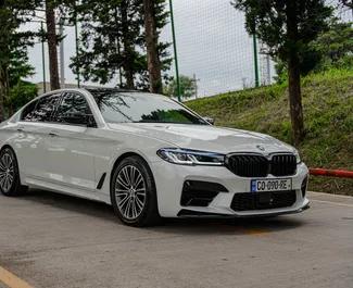 Benzine motor van 3,0L van BMW 530d 2017 te huur in Tbilisi.