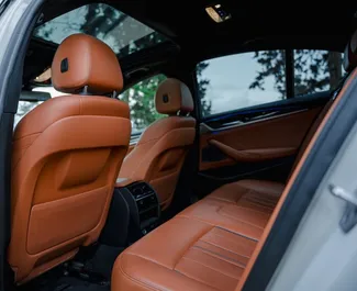 Interieur van BMW 530d te huur in Georgië. Een geweldige auto met 5 zitplaatsen en een Automatisch transmissie.