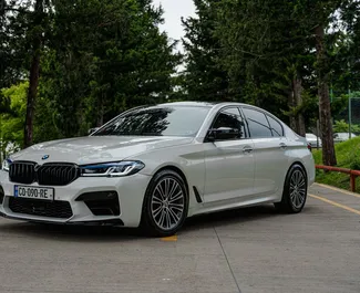 Vooraanzicht van een huurauto BMW 530d in Tbilisi, Georgië ✓ Auto #14939. ✓ Transmissie Automatisch TM ✓ 0 beoordelingen.