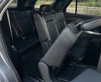 Interieur van Ford Explorer te huur in Wit-Rusland. Een geweldige auto met 7 zitplaatsen en een Automatisch transmissie.