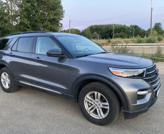 Benzine motor van 2,3L van Ford Explorer 2022 te huur in Minsk.