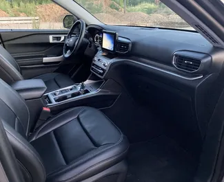 Ford Explorer 2022 beschikbaar voor verhuur in Minsk, met een kilometerlimiet van 300 km/dag.
